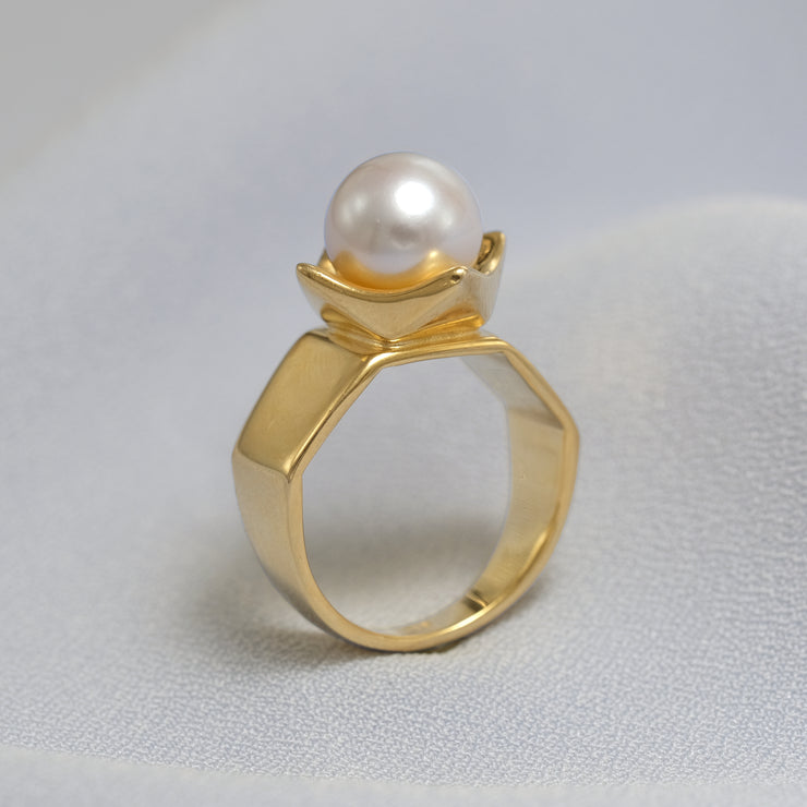 The Queen Gold White Pearl Ring