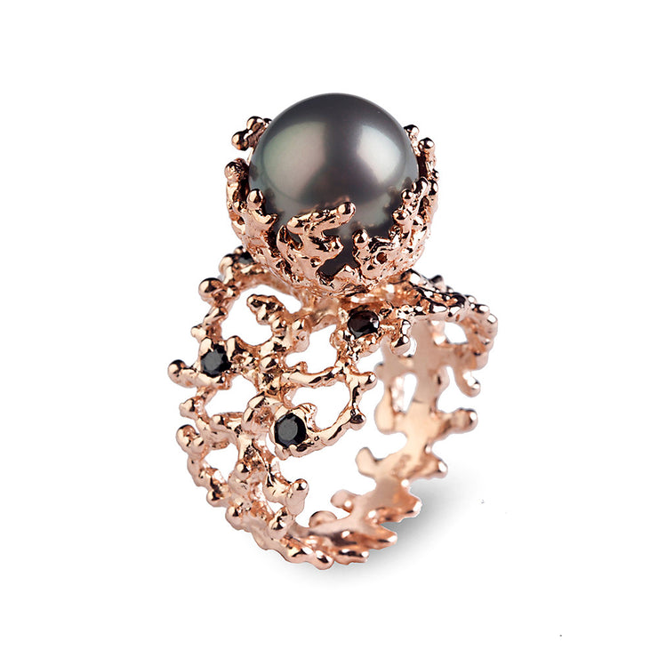 Wrap ring in white gold with dark Tahiti pearl | Yana Nesper